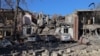 Oštećeni automobili ispred kuće uništene u ruskom raketnom napadu, u Odesi, Ukrajina, 25. novembar, 2024.(Foto: AFP/ Oleksandr GIMANOV)