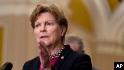 Senatorka Džin Šahin obraća se novinarima na Kapitol hilu (Foto: AP/Stephanie Scarbrough)