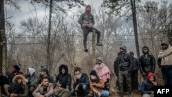 Migranti sede na ničijoj zemlji na tursko-grčkoj granici, u distriktu Jedrene, 29. februara 2020.