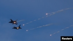 台灣空軍F-16戰機在北部的新北市上空進行訓練。（2023年7月20日）