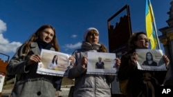 Члены Национального союза журналистов Украины держат в руках портреты коллег, находящихся в заключении в России. Слева направо: Ирина Данилович, Ирина Левченко, Виктория Рощина (архивное фото)