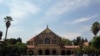 来自美国和世界各地的人参观斯坦佛大学校园。（资料照）