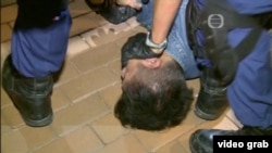 Policajci tuku demonstranta u Hongkongu