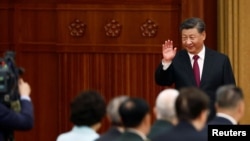 中國領導人習近平向在人大會堂裡出席國慶招待會的人群招手。（2022年9月30日）