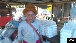 ရိက္ခဝေတဲ့နေရာကို ကိုယ်တိုင်လာယူတဲ့ အသက် ၉ ၀ အရွယ် စစ်ဘေးရှောင် ကရင်အဖိုးအို။ (ဗွီအိုအေ)