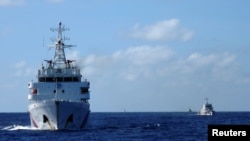 资料照片：中国海警船在南中国海追赶越南海警船。