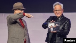 英偉達(Nvidia)行政總裁黃仁勳(Jensen Huang)和緯創資通董事長林憲銘(Simon Lin)站在台北緯創資通年終晚會的舞台上。 (2025年1月17日)