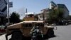 Avganistanski policajci u zaklonu dok se dim diže sa mesta napada bombaša samoubica u Kabulu, Avganistan, 31. jula 2017. (REUTERS/Mohammad Ismail - RTS19T1U)