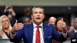 Pet Hegset, kandidat novoizabranog predsednika Donalda Trampa za sekretara za odbrnau, na pretresu za potvrdu pred Senatskim odborom za oružane snage u Kapitolu, 14. januara 2025. (Foto: AP/Alex Brandon)