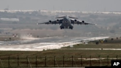 Arhiva - Avion avijacije SAD poleće iz baze Inčirlik u južnoj Turskoj 