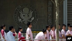 美國大使館門前。