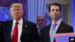 ARHIVA -Bivši predsednik Donald Tramp, finansijski direktor njegove kompanije Alen Vajselberg (C) i sin Donald Tramp mlađi, (Foto: AP/Evan Vucci)