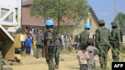 Basoda ba kimya ba MONUSCO na bisika bombe moko artisanale ebeti na ndako ya Nzambe moko ya katoliko Emmanuela Butsili, na Beni, Nord-Kiv, 27 juin 2021. 