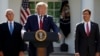 Predsednik SAD Donald Tramp, potpredsednik Majk Pens i sekretar za odbranu Mark Esper na ceremoniji u Ružičnjaku Bele kuće, 29. avgusta 2019. (Foto: AP)