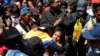 Los pueblos indígenas se abrazan después de las protestas de los últimos días, luego de que el gobierno del presidente ecuatoriano, Lenin Moreno, acordara revocar un decreto que puso fin a los subsidios al combustible, en Quito, Ecuador, 14 de octubre de 2019. REUTERS / Henry Romero