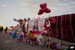 Penghormatan untuk remaja Pribumi Amerika yang dibunuh, Emily Pike, tampak dipajang pada pagar dekat upacara penghormatan untuknya di kota Mesa, Arizona, 6 Maret 2025.