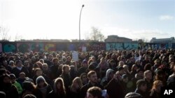 Hiljade ljudi protestuju kod istočne strane nekadašnjeg Berlinskog zida. 