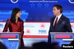 Bivša ambasadorka u UN Niki Hejli i guverner Floride Ron DeSantis tokom druge debate republikanskih kandidata za predsedničku nominaciju, u Predsedničko biblioteci Ronald Regan u Simi Veliju, Kalifornija, 27. septembra 2023.