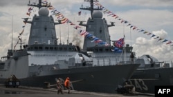 Kapal perang korvet Angkatan Laut Rusia berlabuh di dermaga Jamrud Utara, Pelabuhan Tanjung Perak untuk melakukan latihan militer gabungan dengan Indonesia, di Surabaya, 4 November 2024. (Foto: AFP)