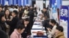 大學生們在安徽省合肥市的一所職業技術學校參加招聘會。 （2025年3月3日）