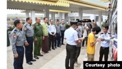 မြန်မာနိုင်ငံအတွင်း တရားမဝင်, ဝင်ရောက်နေကြတဲ့ တရုတ်နိုင်ငံသား အယောက် ၃၀၀ ကို ပြန်လည်လွှဲပြောင်းပေးအပ်စဥ်။ (ဖေဖေါ်ဝါရီ ၂၁၊ ၂၀၂၅/ဓာတ်ပုံ-နေပြည်တော်)
