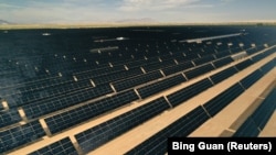 (แฟ้มภาษ) แผงโซลาร์ที่ Tenaska Imperial Solar Energy Center South ในเอลเซนโตร แคลิฟอร์เนีย 2 พฤษภาคม 2020 (รอยเตอร์)