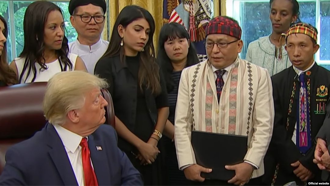 အိမ်ဖြူတော်မှာ သမ္မတ Trump ကိုတင်ပြနေတဲ့ KBC ကချင်နှစ်ခြင်းအဖွဲ့ချုပ်ရဲ့ အထွေထွေအတွင်းရေးမှူး Dr. Samson Hkalam 