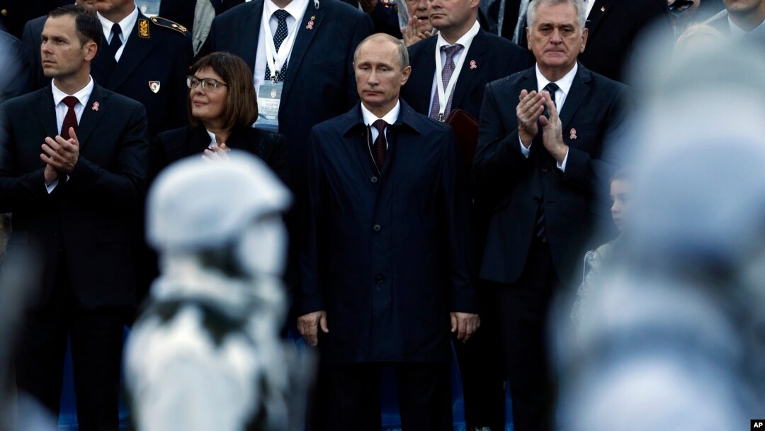 Predsednici Rusije i Srbije, Vladimir Putin i Tomislav Nikolić, prisustvuju vojnoj paradi u Beogradu
