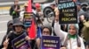 Para pengunjuk rasa meneriakkan slogan-slogan saat unjuk rasa menentang dugaan kecurangan pemilu presiden 14 Februari di luar kantor Bawaslu di Jakarta, Senin, 19 Februari 2024. (Foto: AP/Achmad Ibrahim)