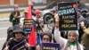 Para pengunjuk rasa membawa poster bertuliskan slogan-slogan dalam demo di luar kantor Badan Pengawas Pemilihan Umum (Bawaslu) untuk memprotes dugaan kecurangan pemilu pada pilpres 14 Februari lalu di Jakarta, Senin, 19 Februari 2024. (Foto: Achmad Ibrahim/AP Photo)