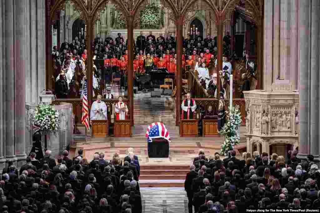 O caixão do ex-Presidente Jimmy Carter chega à Catedral Nacional de Washington, para um cortejo antes do funeral, a 9 de janeiro de 2025.