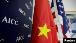 北京舉行的2020中國國際服務貿易交易會上美國國際商會展位上的美中國旗。（2019年5月28日）