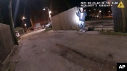 Na ovom snimku čikaške policije, načinjenog kamerom na telu policajca, vidi se trenutak pre policajac Erik Stilman puca i ubija Adama Toleda (13), 29 marta 2021, u Čikagu. (Foto: Policija Čikaga via AP)