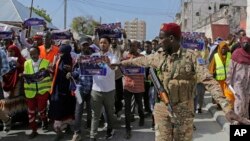 ፎቶ ፋይል፦ ኢትዮጵያ ባለፈው ዓመት ከሶማሊ ላንድ የባህር ጠረፍ የተወሰነውን የባህር ሰፈር በሊዝ ለመውሰድ  የመግባቢያ ሰነድ መፈራረሟን ተከትሎ በሶማሊያ ሞቃዲሾ በሺዎች የሚቆጠሩ ሰዎች የተቃውሞ ሰልፍ ወጥተው፤ የሶማሊያ ወታደር የህዝቡን ሰልፍ ሲቆጣጠረው ይታያል፤ እአአ ጥር 3/2024 