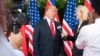 Specijalni dopisnik Glasa Amerike Greta Van Sasteren intervjuiše predsednika Trampa u Singapuru, 12. avgusta 2018. (Foto: Bela kuća)
