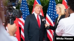 Specijalni dopisnik Glasa Amerike Greta Van Sasteren intervjuiše predsednika Trampa u Singapuru, 12. avgusta 2018. (Foto: Bela kuća)