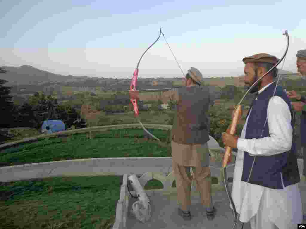 د نندارتون په موقعه د پښتنو روايتي لوبه موخه کې خلک نخښه اولي