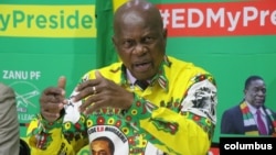 Munyori anoona nezvemutemo muZanu PF, VaPatrick Chinamasa. (Photo: Columbus Mavhunga/VOA) 