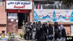 این اقدام طالبان واکنش‌های بین‌المللی را نیز برانگیخته و شماری از نهادهای مدافع حقوق بشر، ضمن محکوم کردن آن، طالبان را به لغو این تصمیم ترغیب کرده اند.